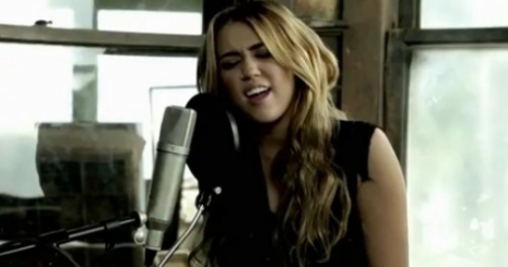 Miley Cyrus új autó után nézett Miley Cyrus új autó után nézett
