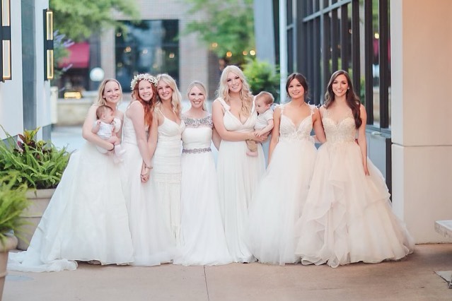 Egy texasi anya, 4 lánya és 2 menye az esküvői ruhájukban mentek hamburgerezni - videó